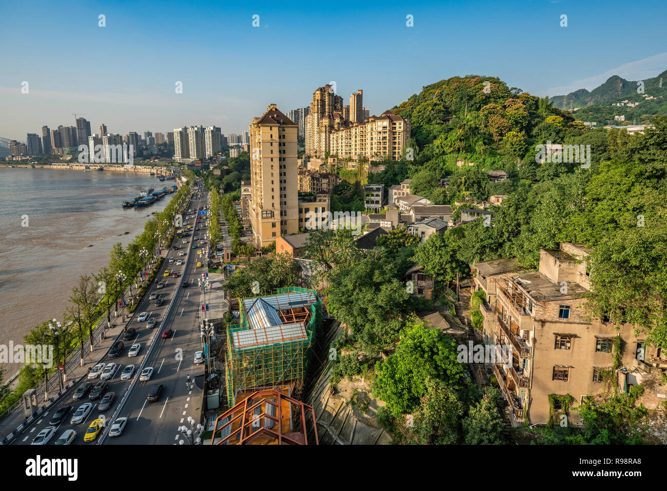 CHONGQING CINA - 21 settembre: Vista della strada Nanbin edifici della città e delle montagne il 21 settembre 2018 a Chongqing Foto Stock