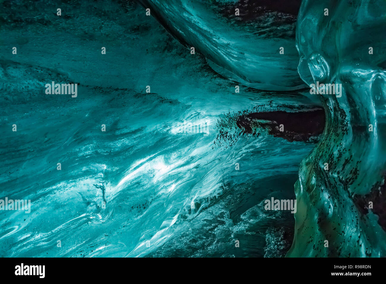 Interno di una caverna di ghiaccio all'interno di un lobo del ghiacciaio Mýrdalsjökull, che siede in cima al vulcano Katla, in inverno in Islanda Foto Stock