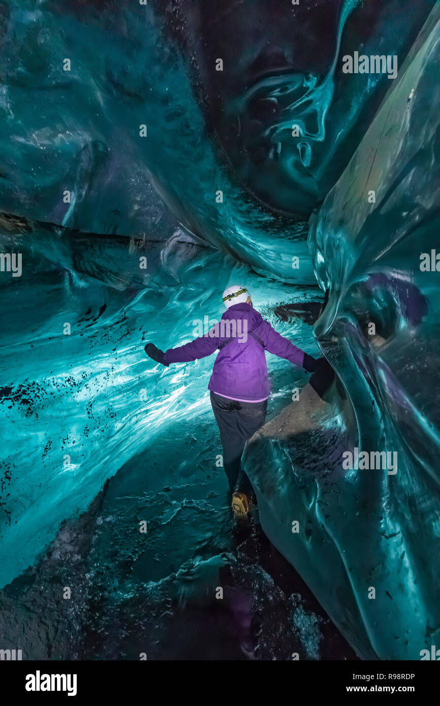 Karen Rentz all'interno di una caverna di ghiaccio all'interno di un lobo del ghiacciaio Mýrdalsjökull, che siede in cima al vulcano Katla, in inverno in Islanda Foto Stock Karen Rentz all'interno di una caverna di ghiaccio all'interno di un lobo del ghiacciaio Mýrdalsjökull, che siede in cima al vulcano Katla, in inverno in Islanda Foto Stock