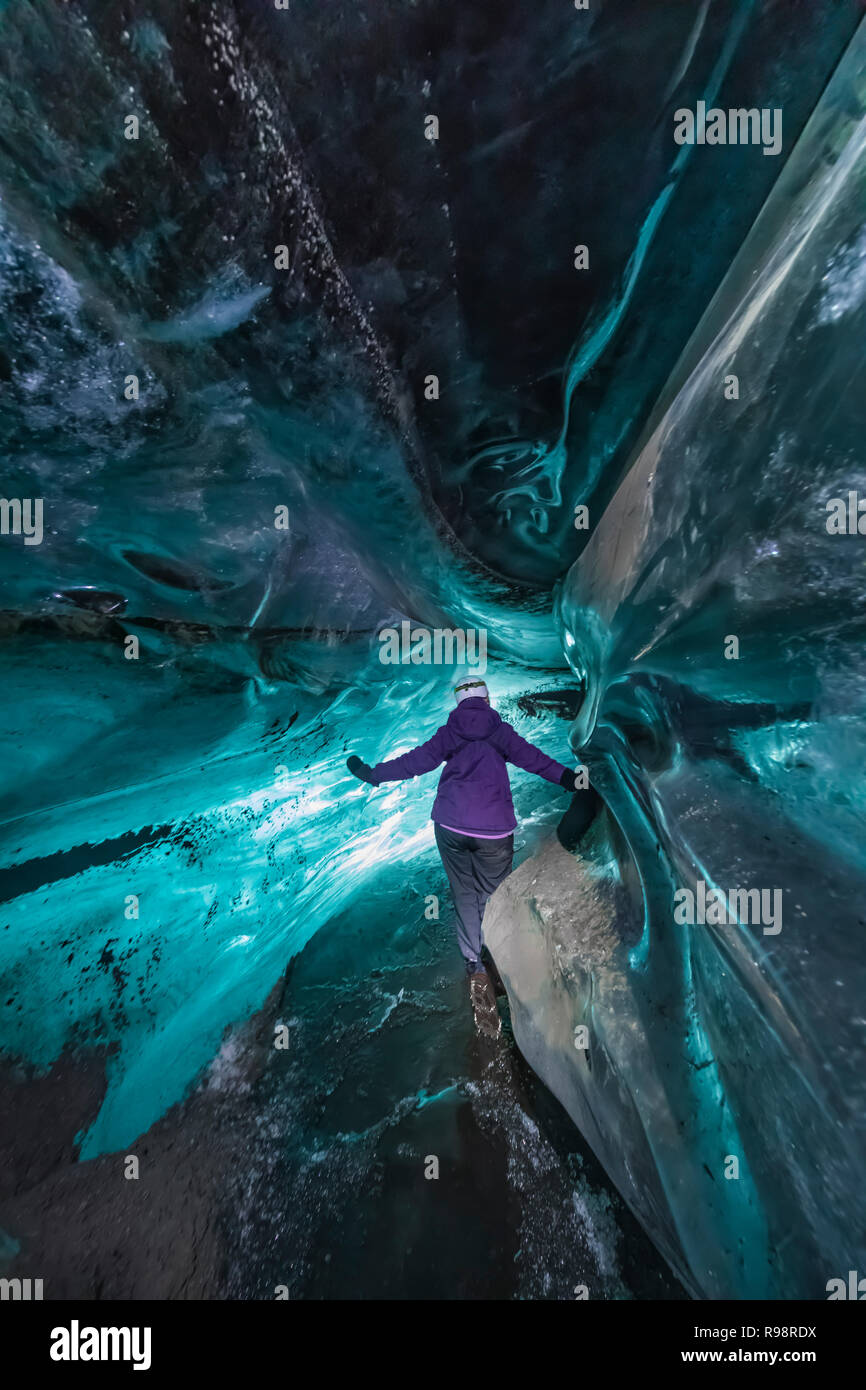 Karen Rentz all'interno di una caverna di ghiaccio all'interno di un lobo del ghiacciaio Mýrdalsjökull, che siede in cima al vulcano Katla, in inverno in Islanda Foto Stock Karen Rentz all'interno di una caverna di ghiaccio all'interno di un lobo del ghiacciaio Mýrdalsjökull, che siede in cima al vulcano Katla, in inverno in Islanda Foto Stock