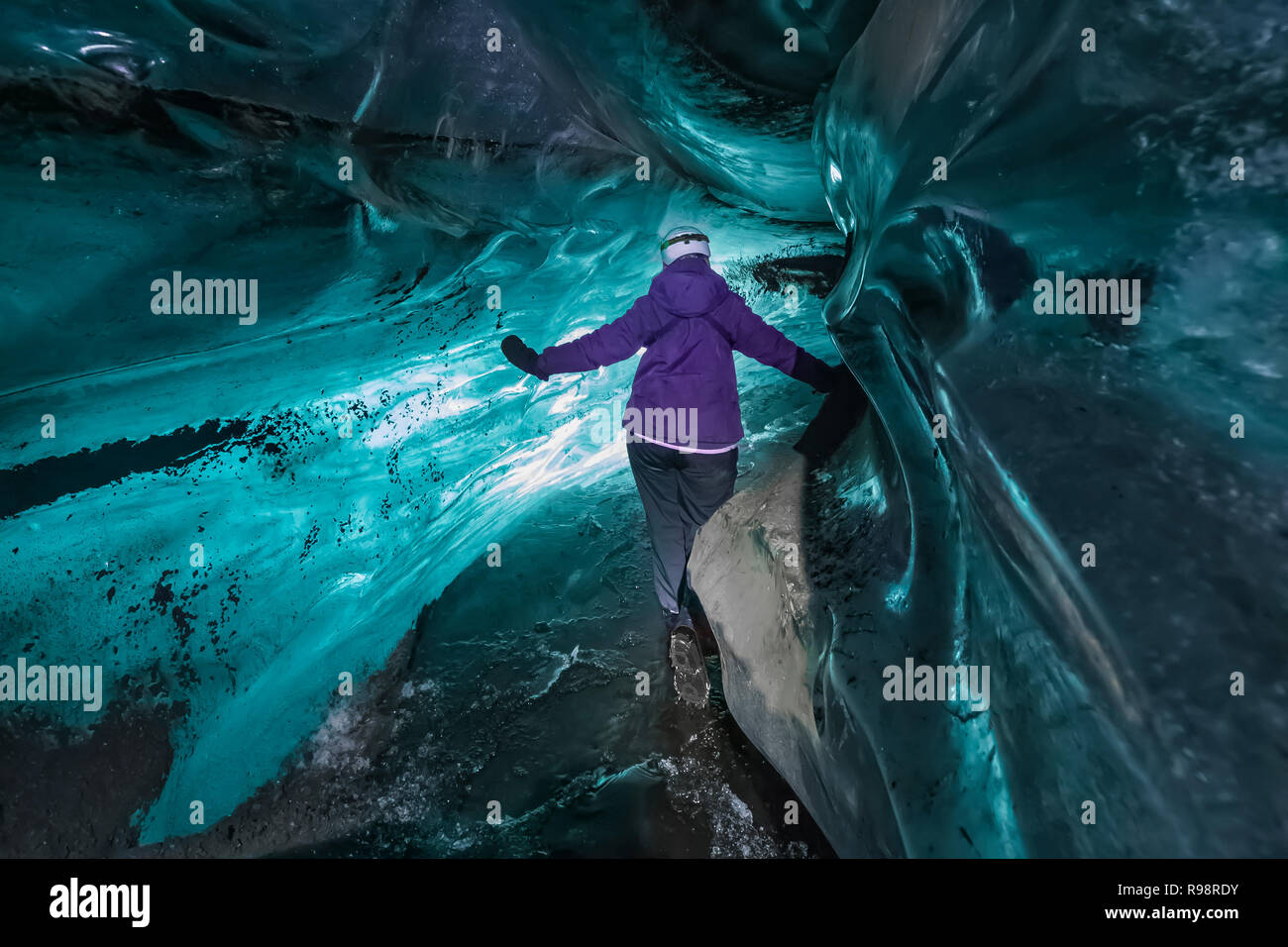 Karen Rentz all'interno di una caverna di ghiaccio all'interno di un lobo del ghiacciaio Mýrdalsjökull, che siede in cima al vulcano Katla, in inverno in Islanda Foto Stock Karen Rentz all'interno di una caverna di ghiaccio all'interno di un lobo del ghiacciaio Mýrdalsjökull, che siede in cima al vulcano Katla, in inverno in Islanda Foto Stock