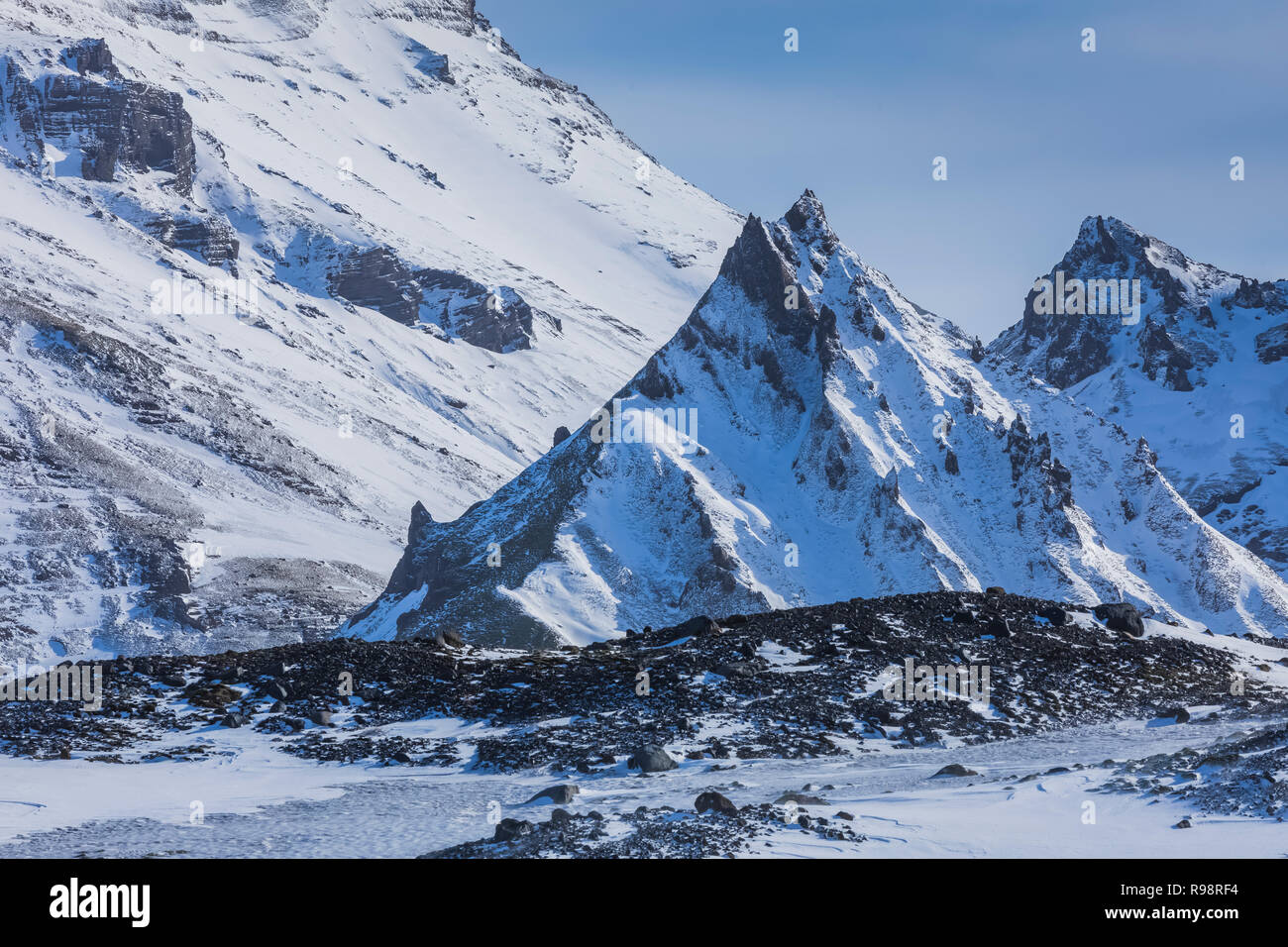 Mýrdalssandur dilavamento plain vicino ghiacciaio Mýrdalsjökull con Hafursey montagna, dove una parte di Rogue uno: Star Wars Storia è stata filmata, in Islanda, in wint Foto Stock