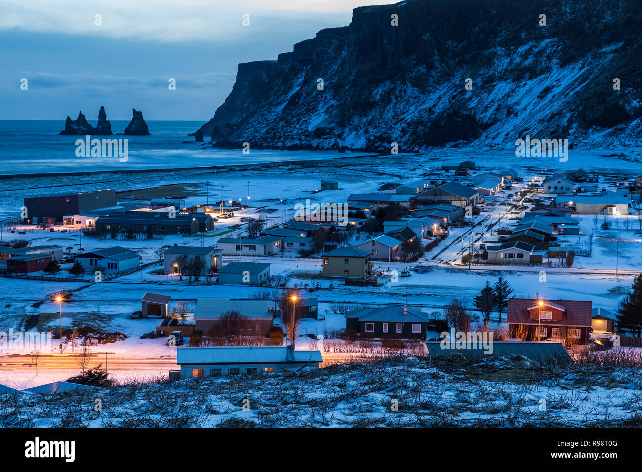 Vista dalla chiesa di Vik guardando in giù verso il villaggio di Vik, in inverno in Islanda Foto Stock