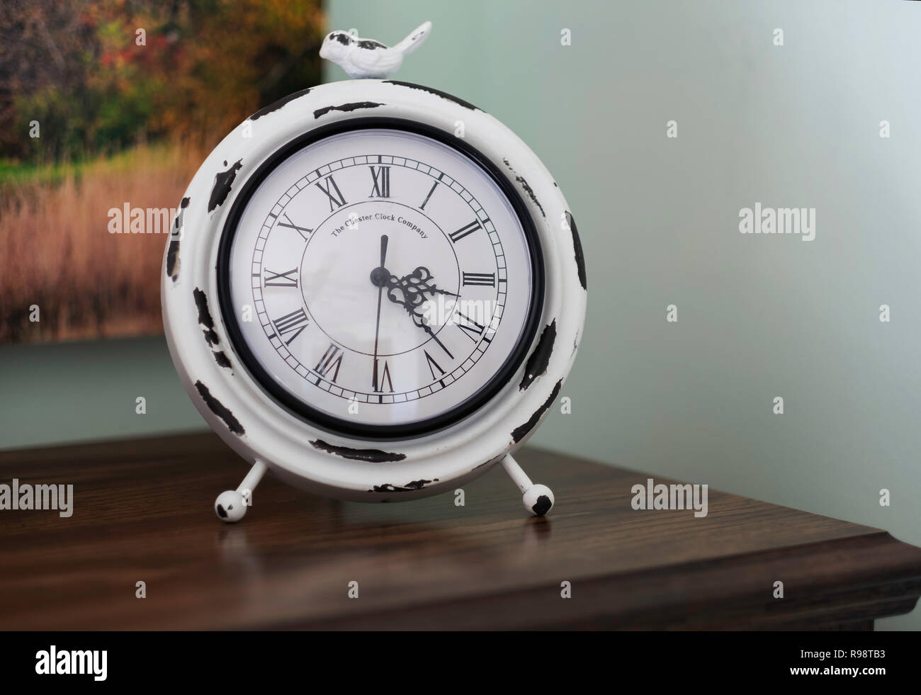 Un nuovo orologio fabbricato a guardare il vecchio nella casa colonica moderno nello stile e nel decor. Stati Uniti d'America. Foto Stock
