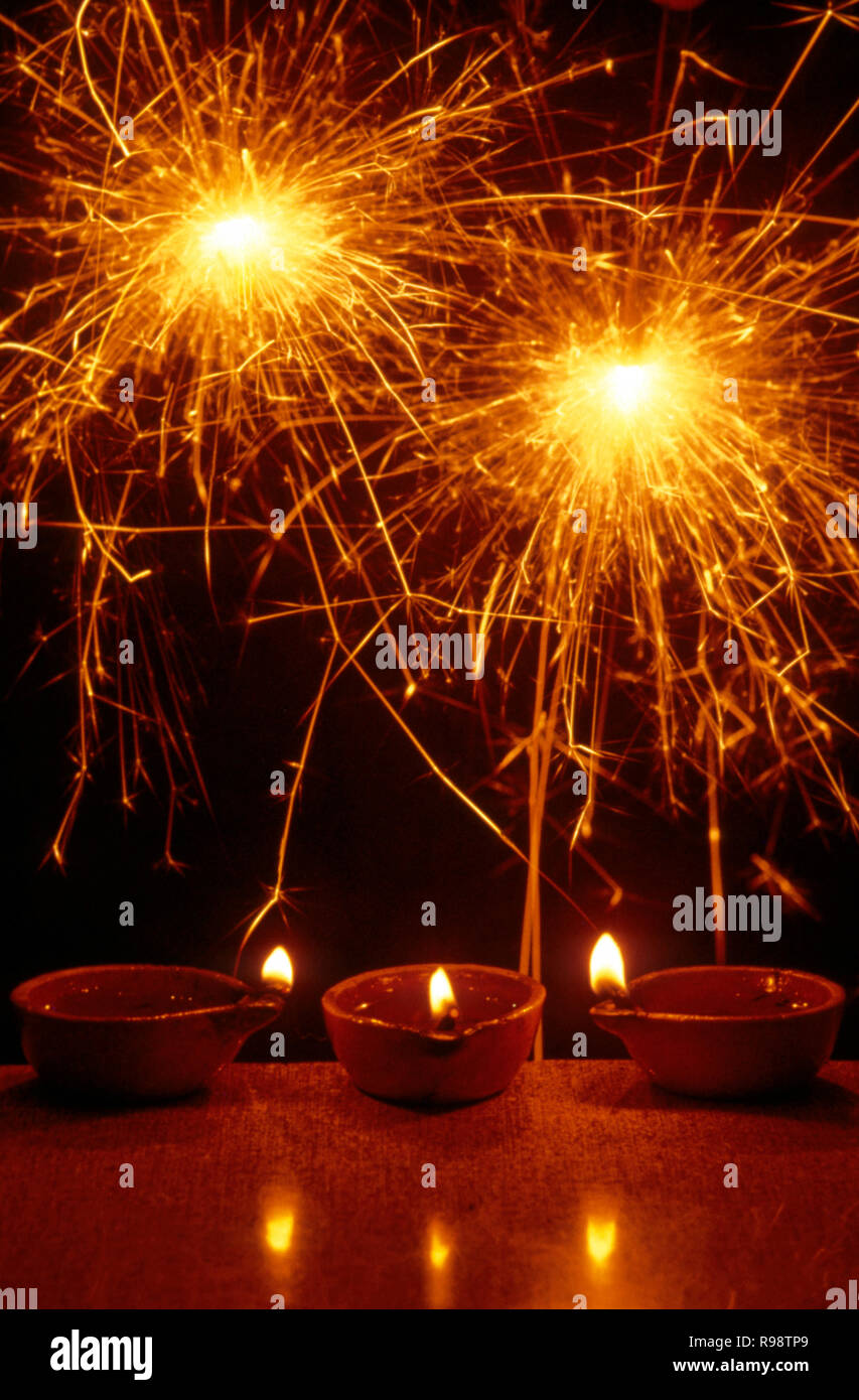 Diwali Festival fuochi d'artificio e diyas Foto Stock