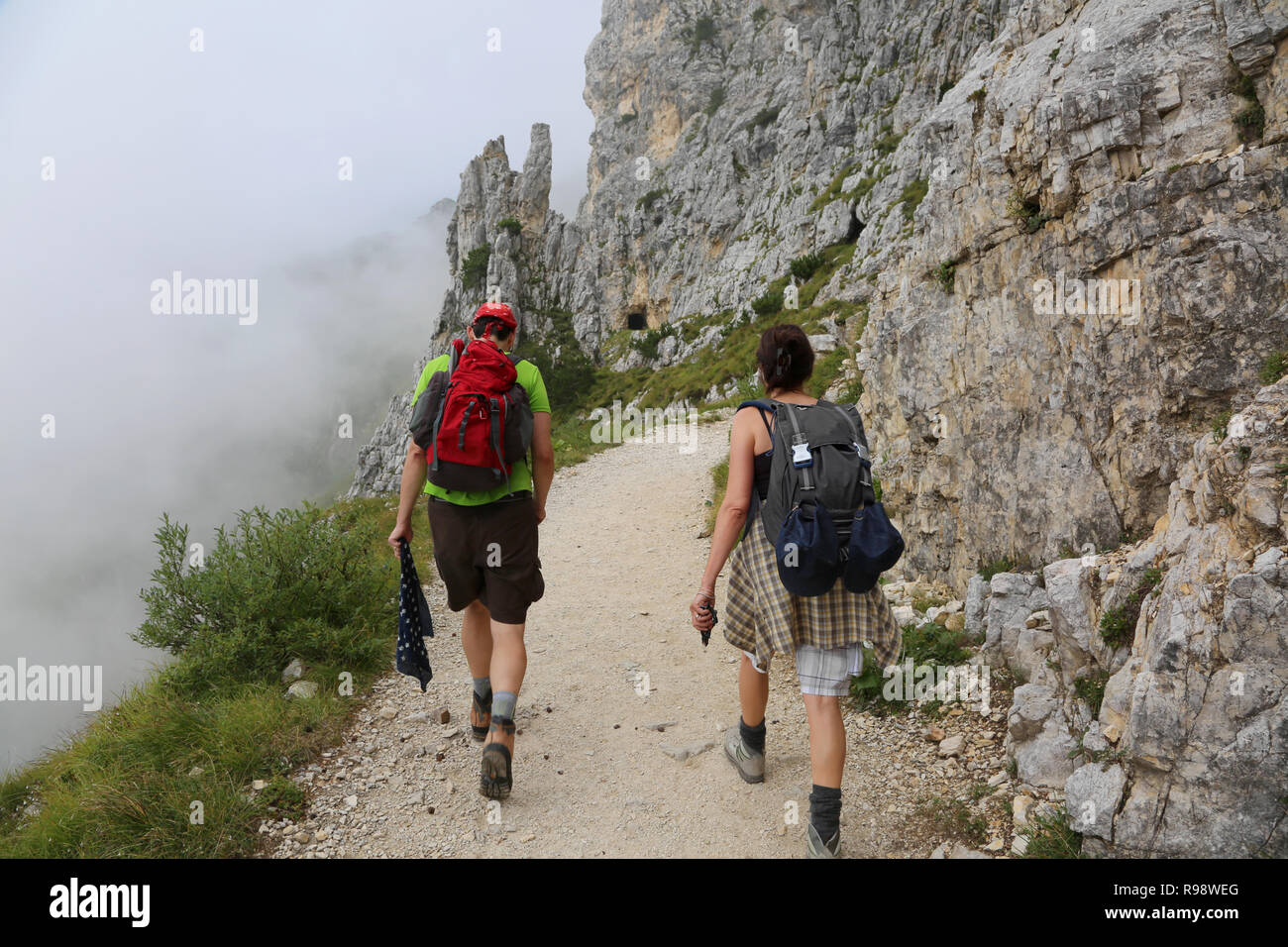 Paio di escursionisti a piedi lungo un ripido sentiero di montagna Foto Stock