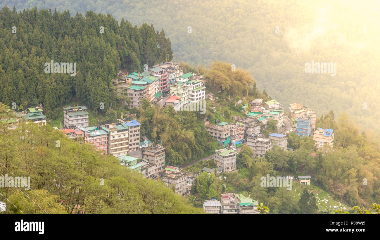 Vista panoramica di Gangtok, la città capitale del Sikkim, India Foto Stock