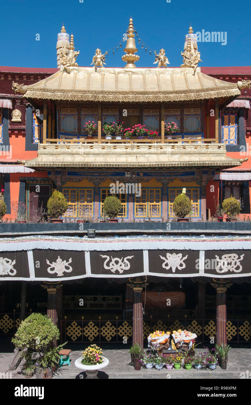 Cortile interno del Jokhang Tempio del Barkhor a Lhasa, che è il più venerato struttura religiosa in Tibet. Fondata VII secolo d.c. Foto Stock