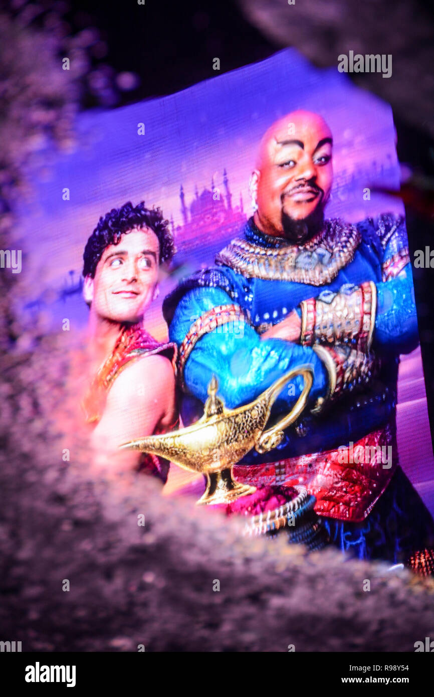La riflessione di Aladino e il genio in Disney's West End Musical Aladdin al Prince Edward Theatre, Old Compton Street, Londra, Regno Unito Foto Stock