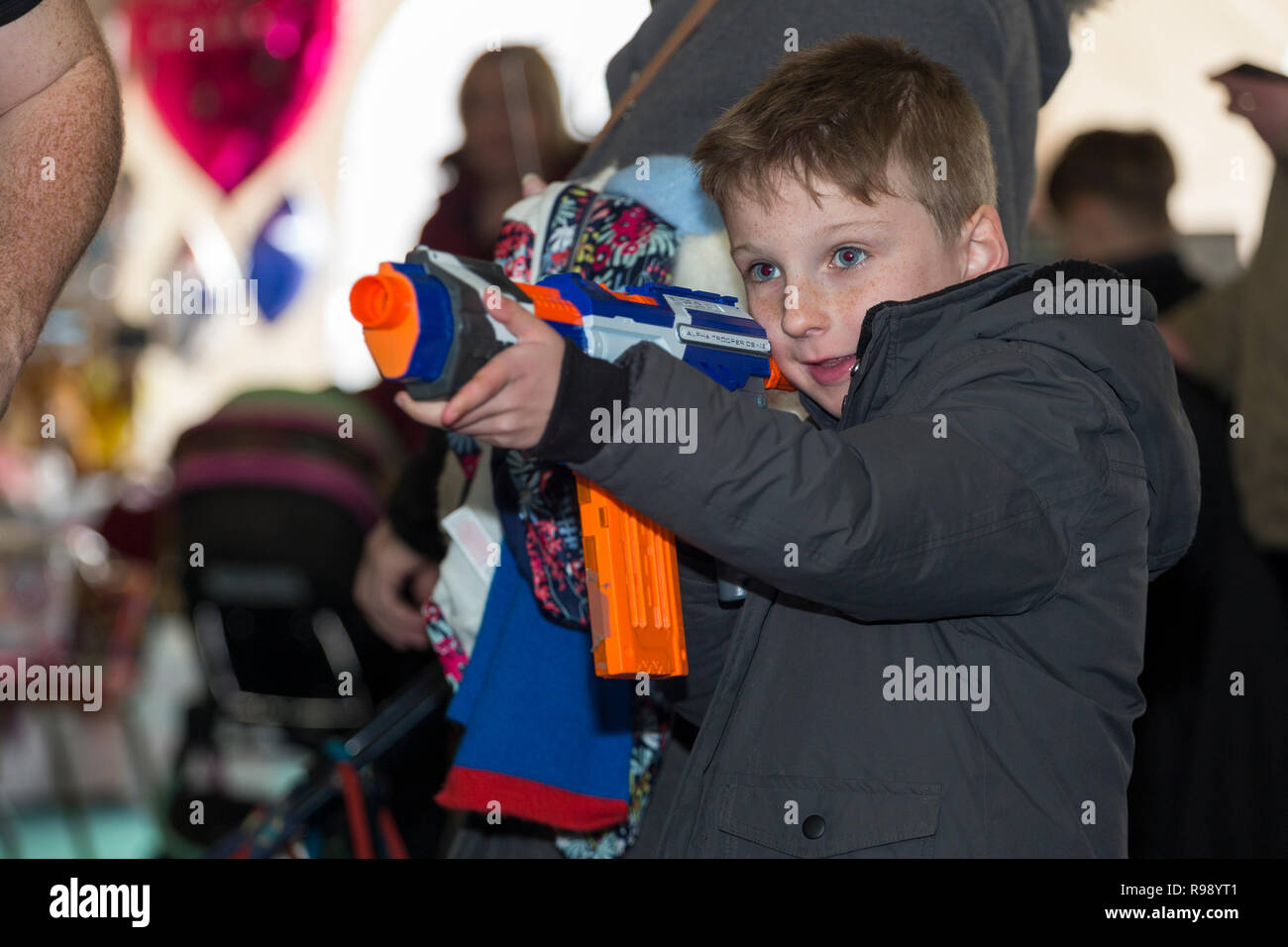 Ragazzo sparando un giocattolo Nerf Gun Foto Stock