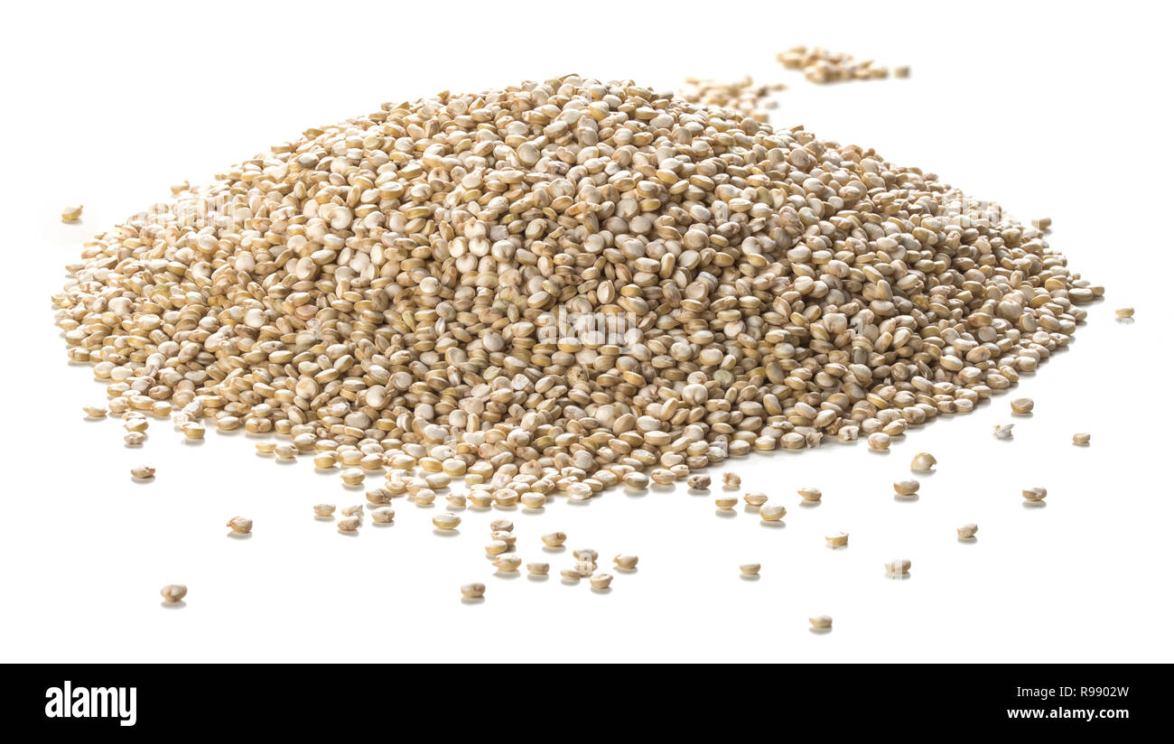 Chiudere la fotografia di quinoa heap semi su sfondo bianco. Packshot style Foto Stock