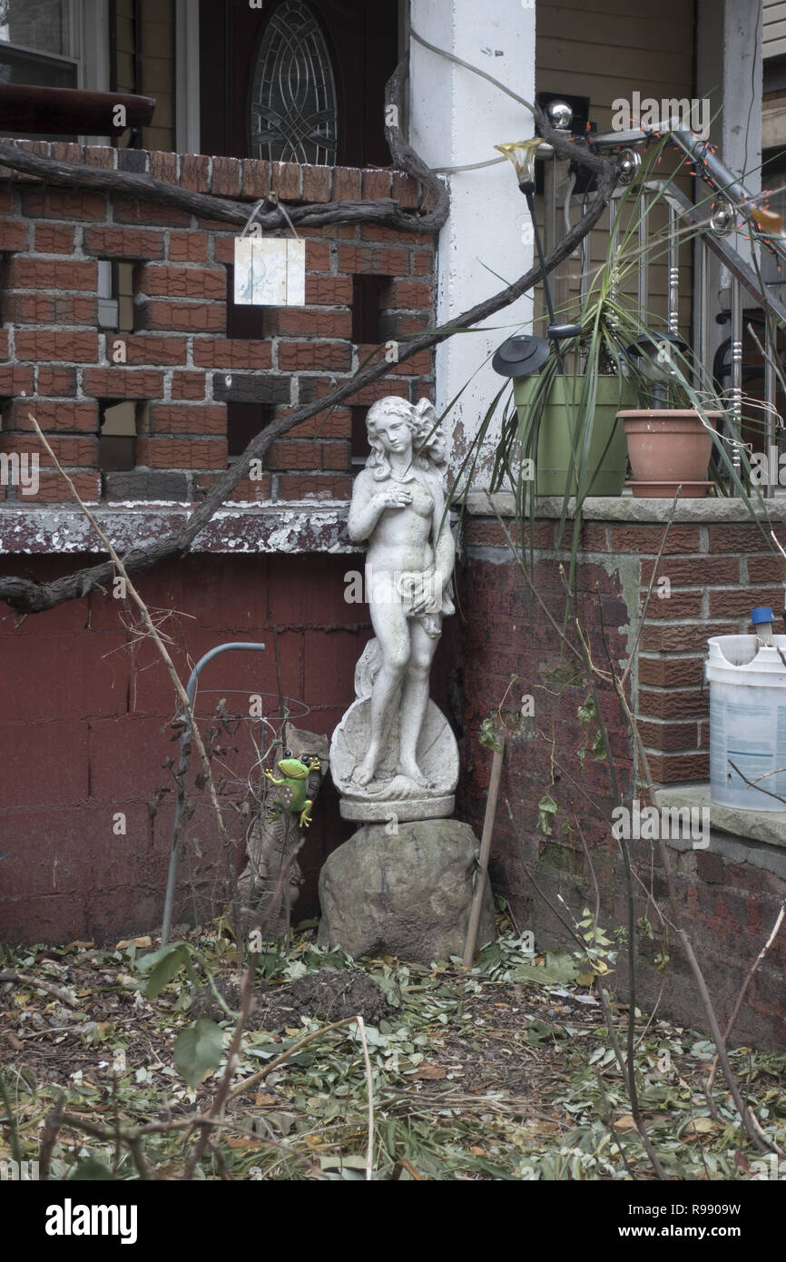 "La nascita di Venere" in un cortile anteriore nel quartiere Kensington di Brooklyn, New York. Foto Stock