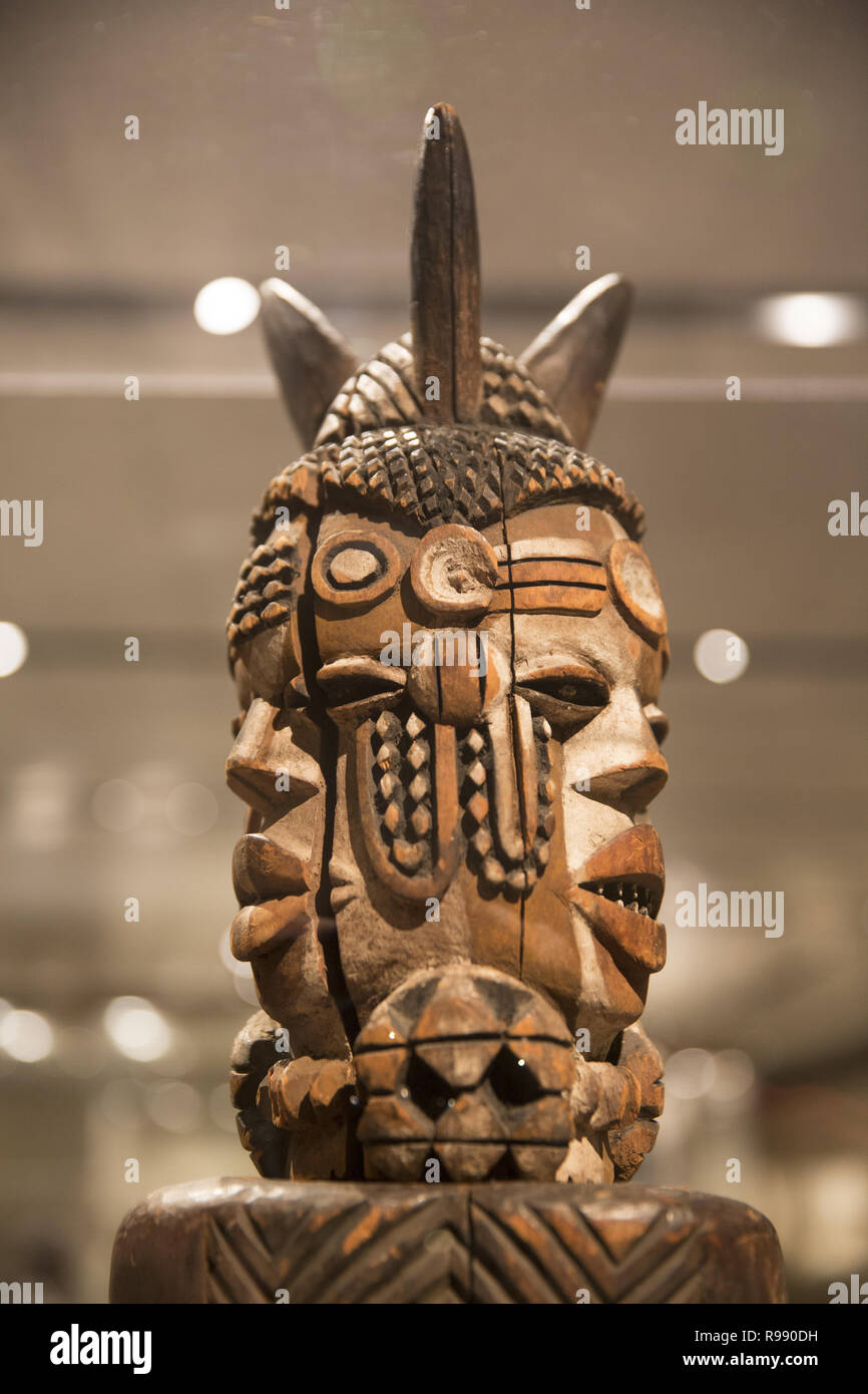 Tre teste figura maschile; Repubblica del Congo; Bacino del Congo regione; Kuyu popoli, secolo XIX, legno, pigmento. Metropolitan Museum of Art di New York City. Foto Stock