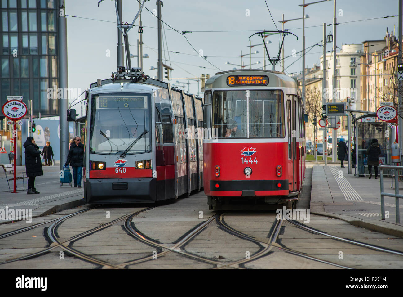 I tram sulla Wiedner GŸrtel vicino Hauptbahnhof, Vienna, Austria. Foto Stock