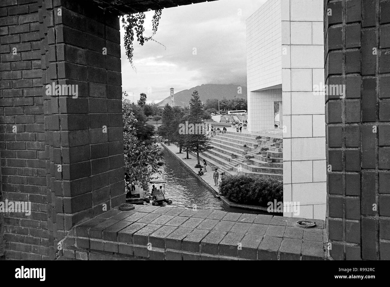 MONTERREY NL/MESSICO - Nov 10, 2003: Vista di Santa Lucia a piedi da una strada sopraelevata alle spalle del Museo della Storia Messicana Foto Stock