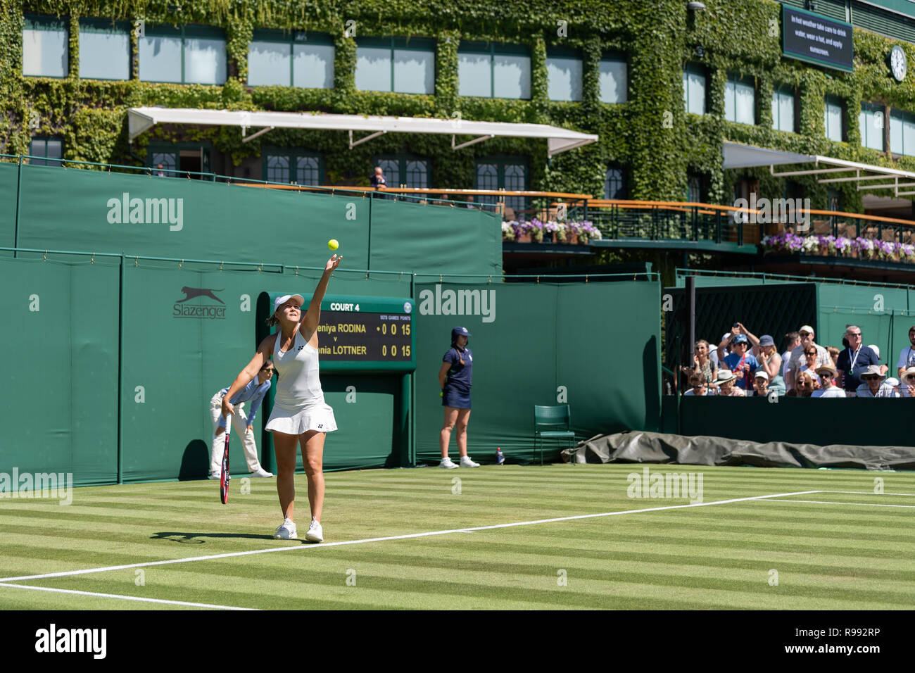 02 luglio 2018. Il torneo di Wimbledon Tennis Championships 2018 tenutosi presso il All England Lawn Tennis e Croquet Club di Londra, Inghilterra, Regno Unito. Evgeniya Rodina ( Foto Stock