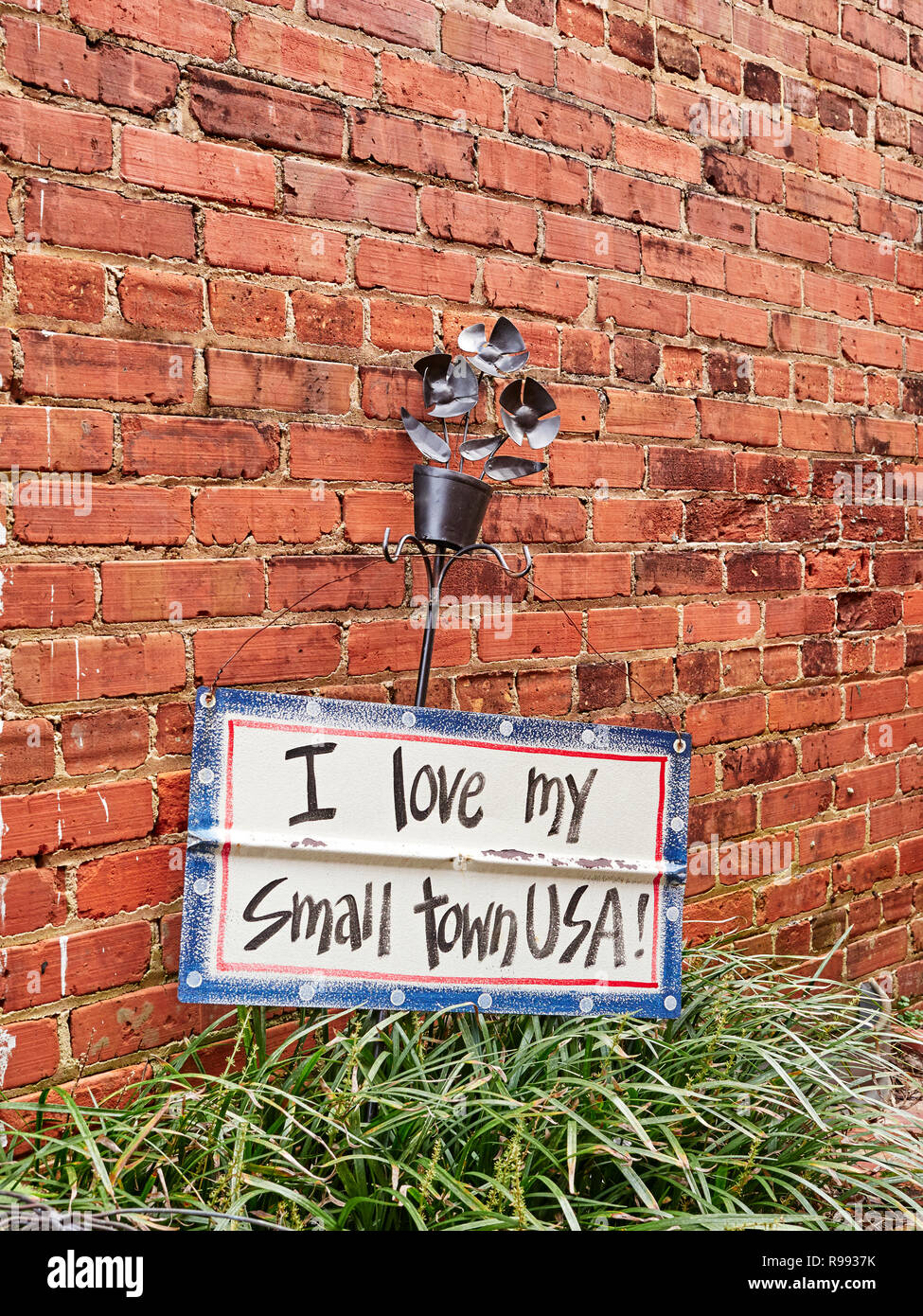 Io amo la mia piccola città segno esposto contro un muro di mattoni in Warm Springs GEORGIA, STATI UNITI D'AMERICA. Foto Stock