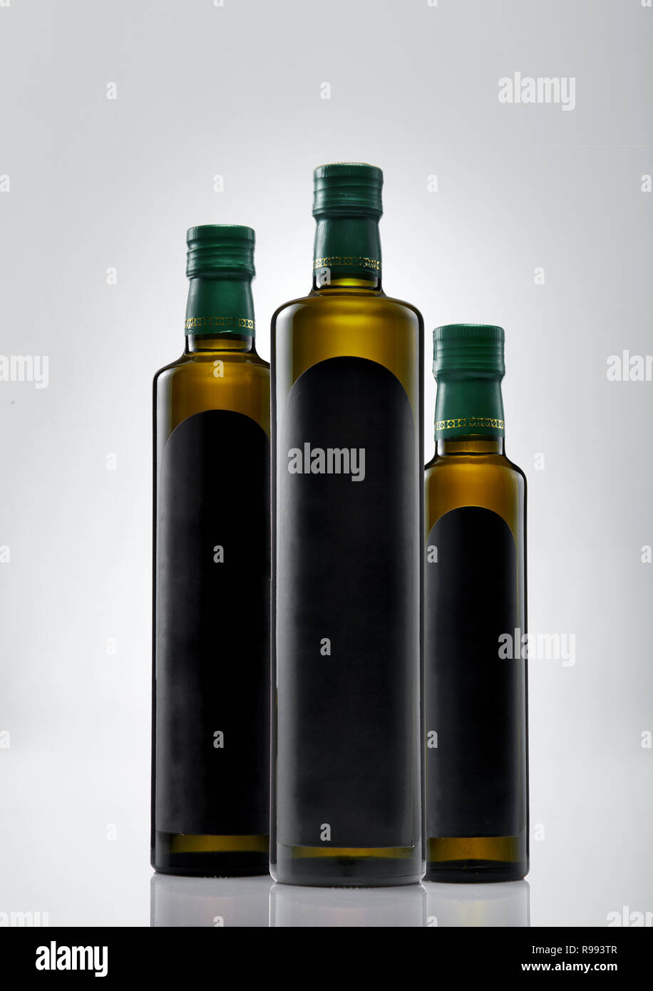 Bottiglia di Olio su sfondo solido Foto Stock