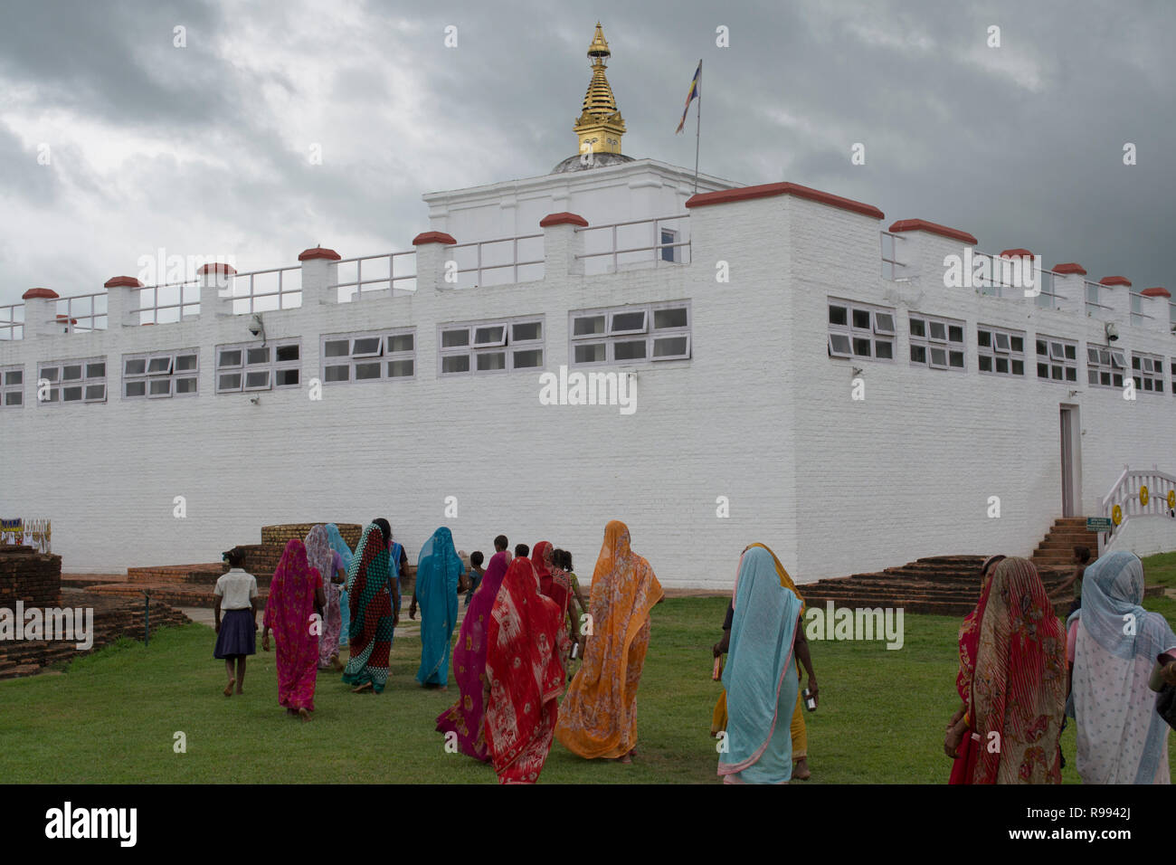 Lumbini, Nepal. Donne in cammino verso il tempio Foto Stock