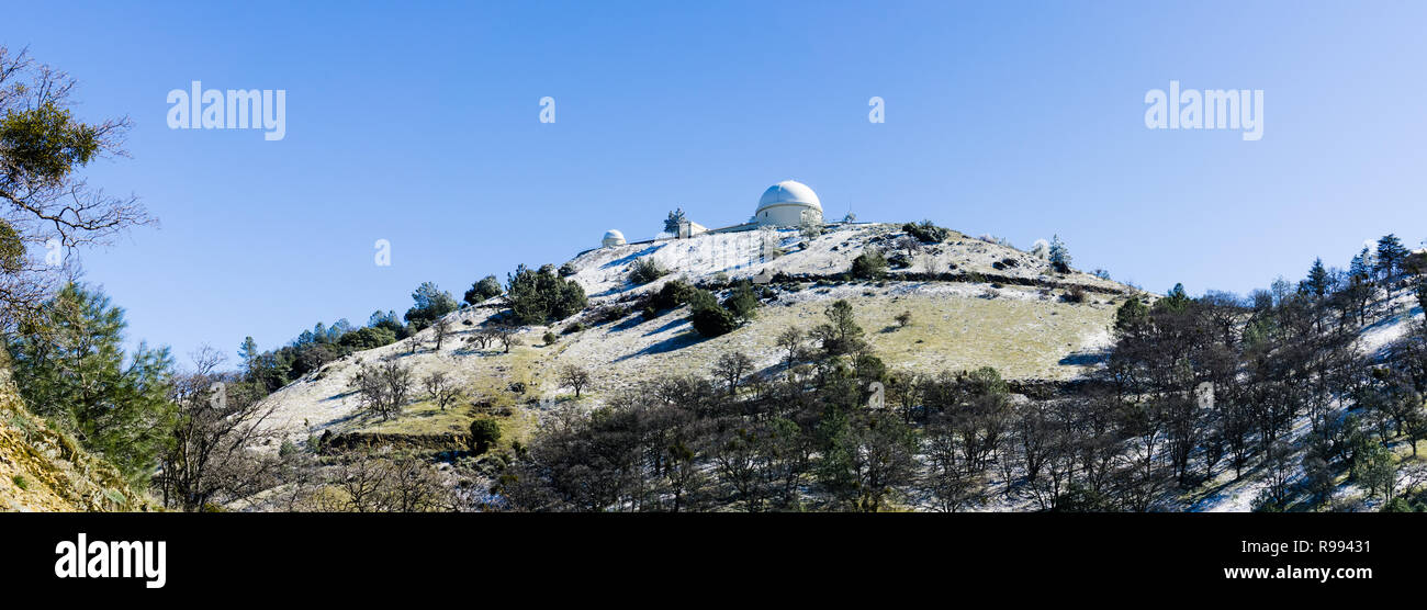 La storica leccare osservatorio (di proprietà e gestito dall'Università di California) sulla cima di Mt Hamilton su una chiara mattina, la neve che ricopre il polv Foto Stock