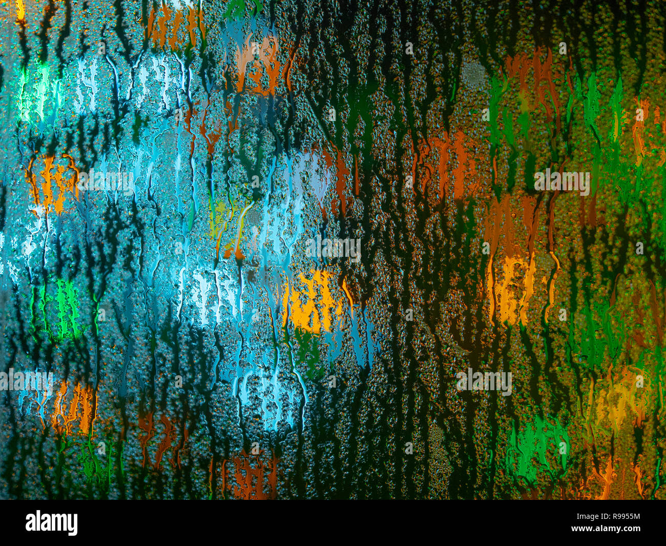 Le luci di Natale attraverso la formazione di condensa sul vetro della finestra,l'inverno Norfolk Foto Stock