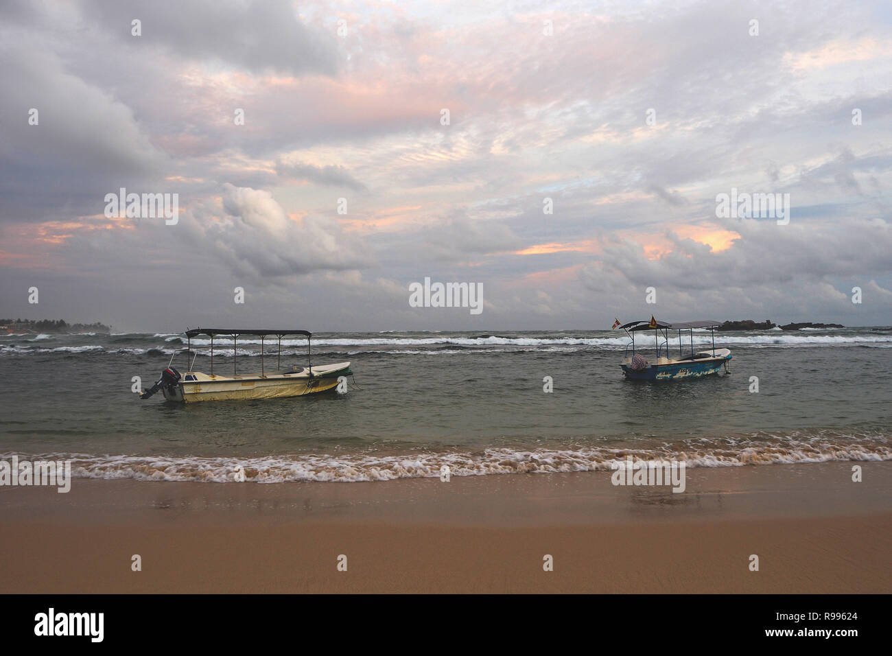Unawatuna beach nel distretto di Galle al tramonto, Sri Lanka Foto Stock