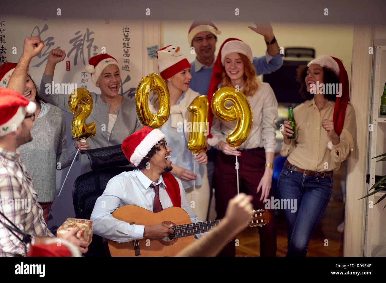 Celebrare il Natale il divertimento con la canzone business group di persone Foto Stock