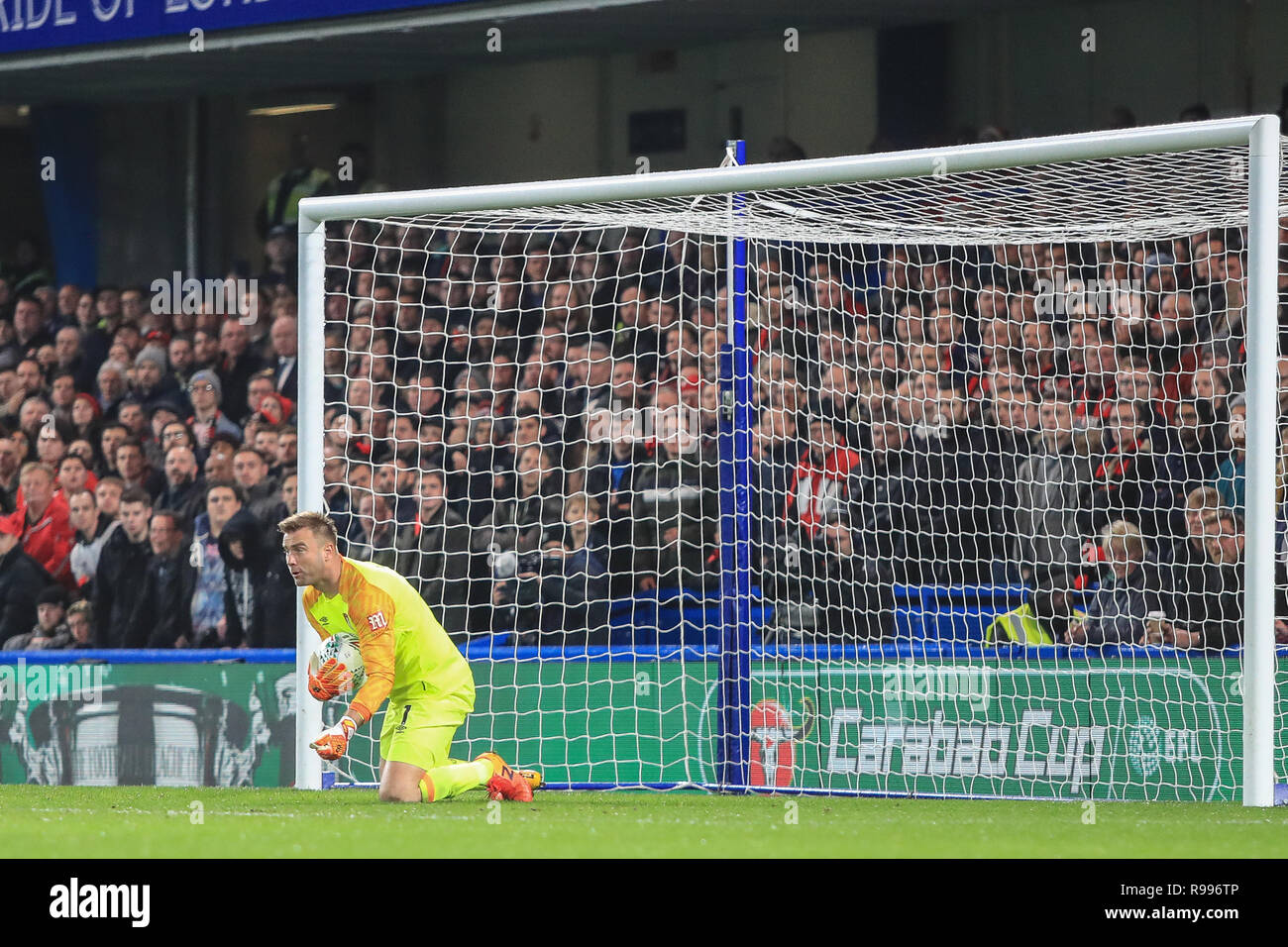 19 dicembre 2018, Stamford Bridge, Londra, Inghilterra; Carabao Coppa EFL, Quarti di Finale, Chelsea vs Bournemouth : Artur Boruc (01) di Bournemouth salva il suo team Credit: Romena Fogliati/News immagini English Football League immagini sono soggette a licenza DataCo Foto Stock