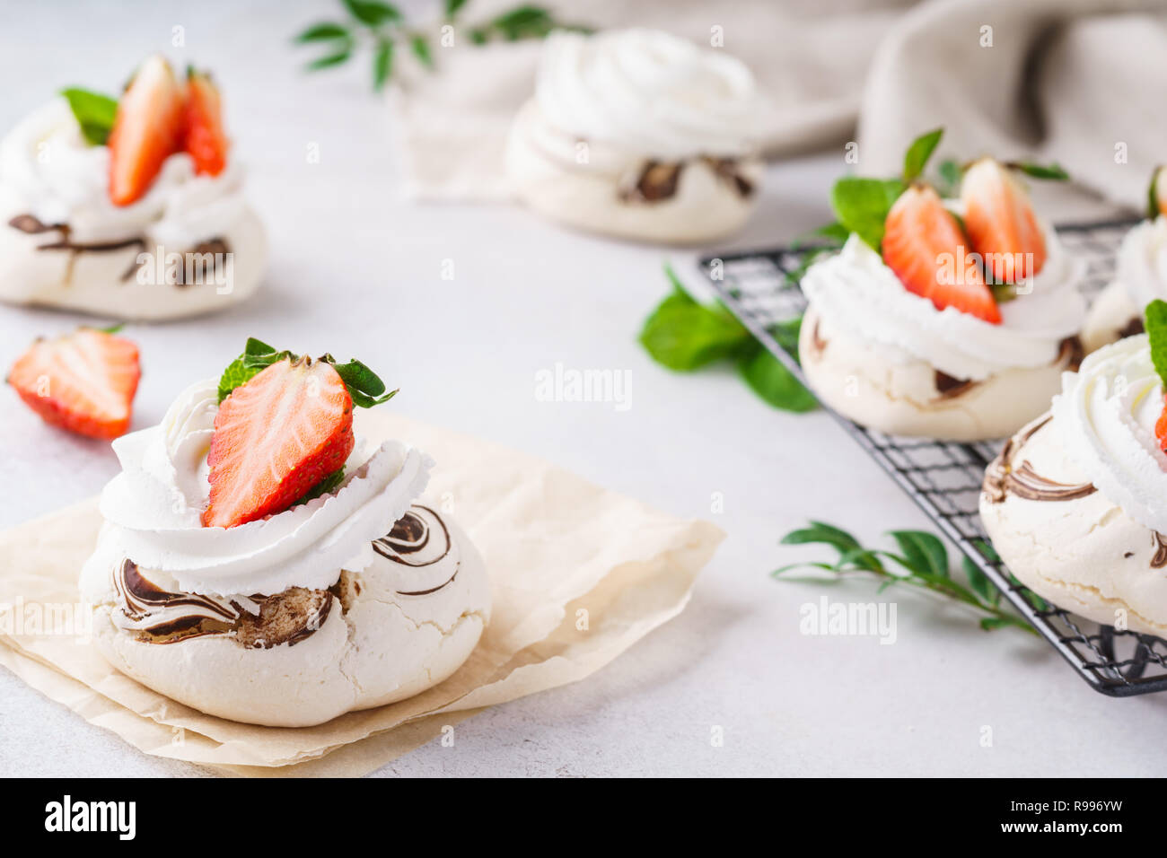 Pavlova torte con panna fresca e bacche di estate. Foto Stock