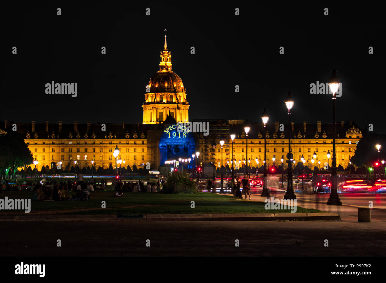 Esplanade des Invalides di notte - Paris, France Foto Stock