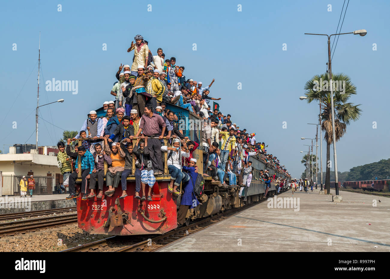 I popoli di ritorno in treno da Bishwa ijtema Dhaka ,Bangladesh Foto Stock