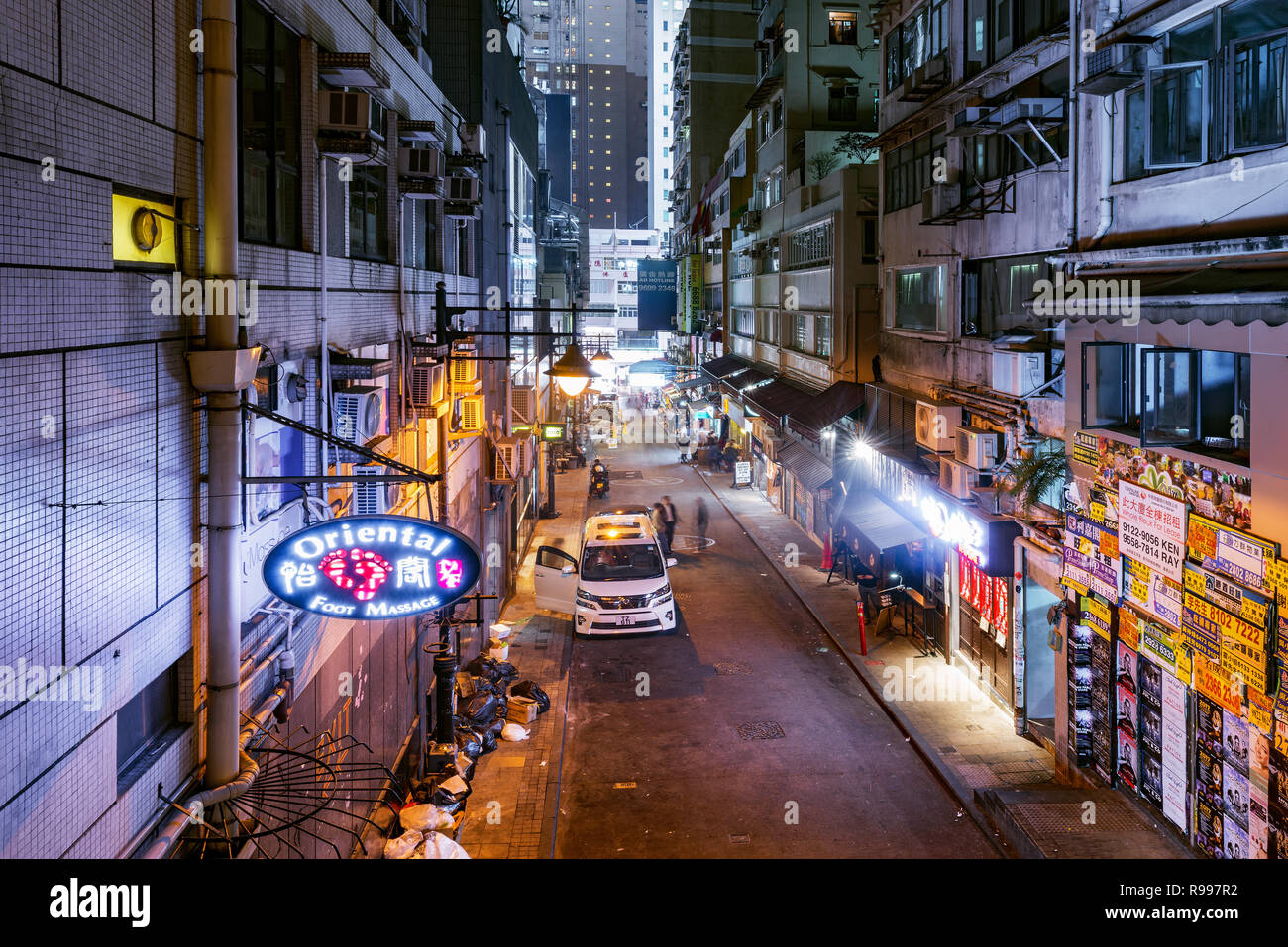 Hong Kong - Dicembre 14, 2016: antenna notte sporca street view nel centrale quartiere della città. Foto Stock