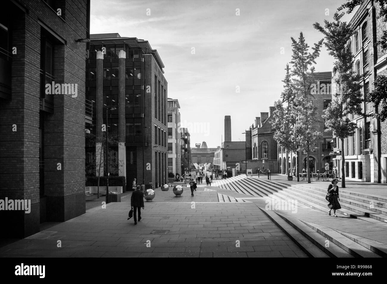 LONDON, Regno Unito - 1 settembre 2018. Guardando verso la Tate Modern Art Museum costruito originariamente nel 1947 come una stazione di alimentazione. London, England, Regno Unito, 1 settembre, 201 Foto Stock