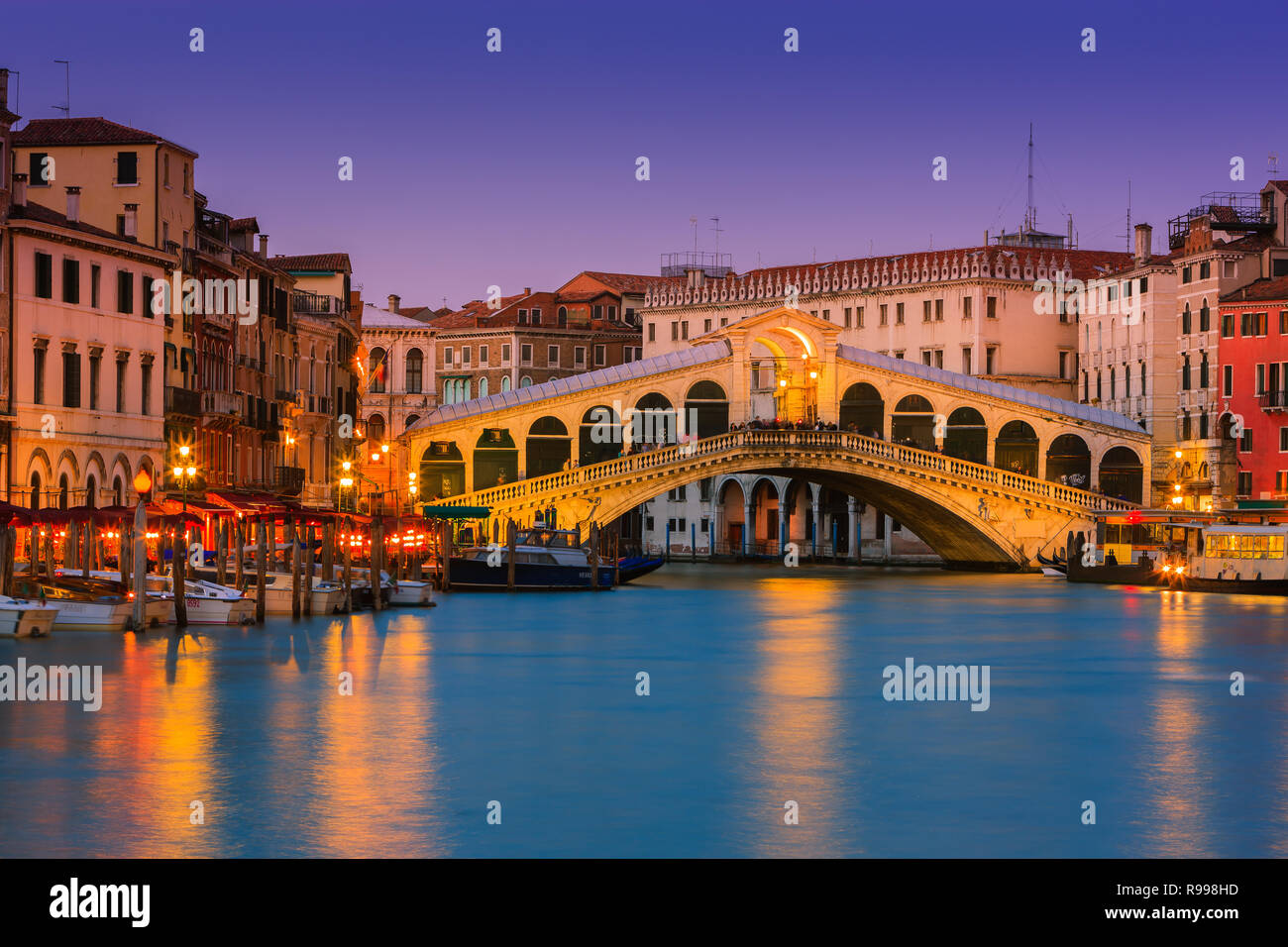 Tramonto a Venezia con la vista del Ponte di Rialto sul Canal Grande Foto Stock