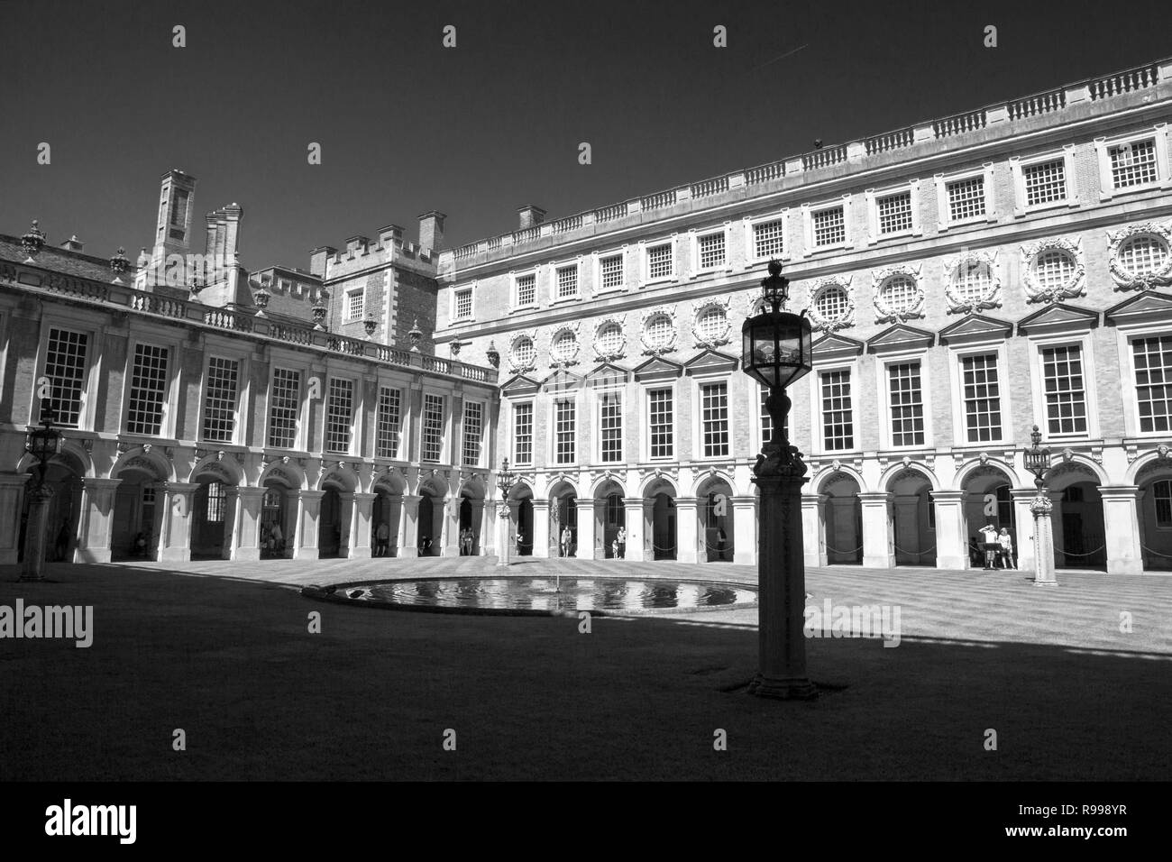 LONDON, Regno Unito - 11 maggio 2018. Il cortile a Hampton Court Palace che fu originariamente costruito per il Cardinale Thomas Wolsey 1515, divenne re Henry VIII Foto Stock