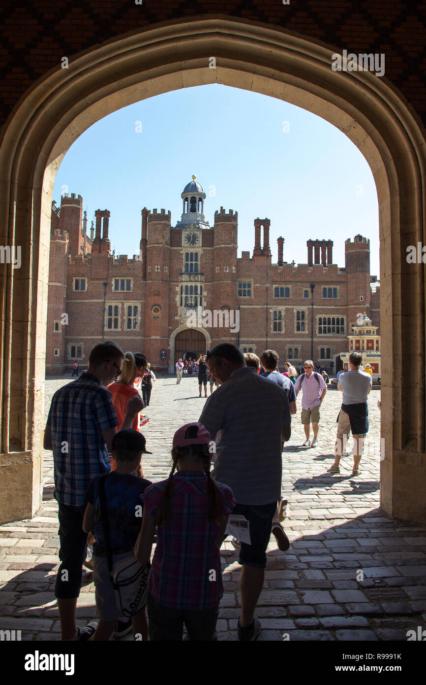 LONDON, Regno Unito - 11 maggio 2018. Ingresso al Palazzo di Hampton Court, che fu originariamente costruito per il Cardinale Thomas Wolsey 1515, divenne re Enrico VIII r Foto Stock