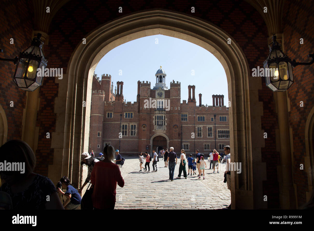 LONDON, Regno Unito - 11 maggio 2018. Ingresso al Palazzo di Hampton Court, che fu originariamente costruito per il Cardinale Thomas Wolsey 1515, divenne re Enrico VIII r Foto Stock