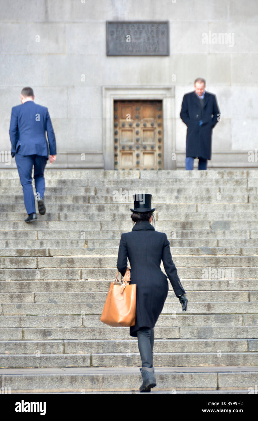 Londra, Inghilterra, Regno Unito. Elegante donna che indossa un cappello a cilindro a piedi fino al Duca di York colonna in the Mall Foto Stock