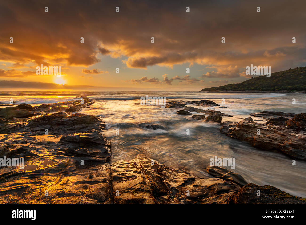 Sunrise colorato a Kennet River sulla Great Ocean Road. Foto Stock