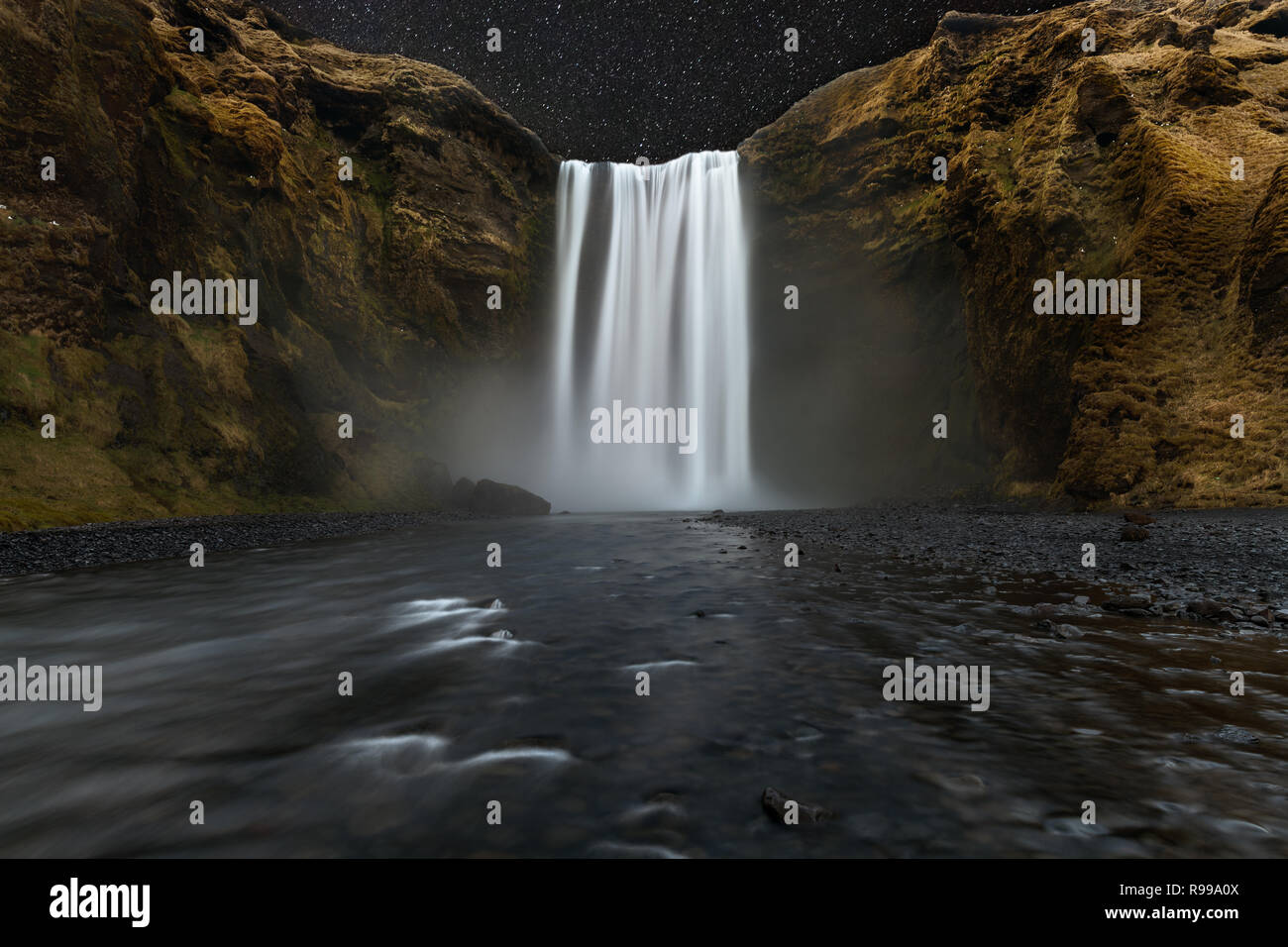 Skogafoss è una icona in Islanda Paesaggi fascinatimg. Foto Stock