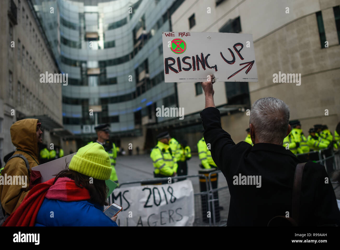 Un manifestante dalla ribellione di estinzione al di fuori del gruppo della BBC Broadcasting House di Londra, durante una manifestazione di protesta contro il loro modo di pensare l'emittente copre il "Emergenza climatica". Foto Stock