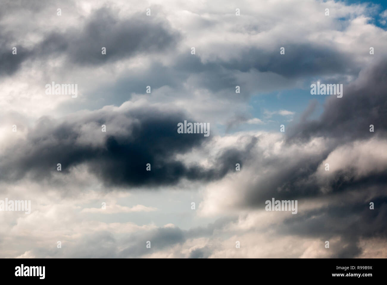 Abstract di grigio e il bianco delle nuvole nel cielo Foto Stock