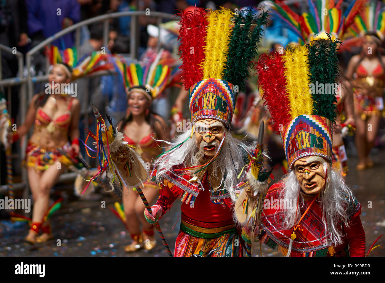 Tobas ballerini in costumi colorati di eseguire l'annuale Oruro Carnevale. Foto Stock