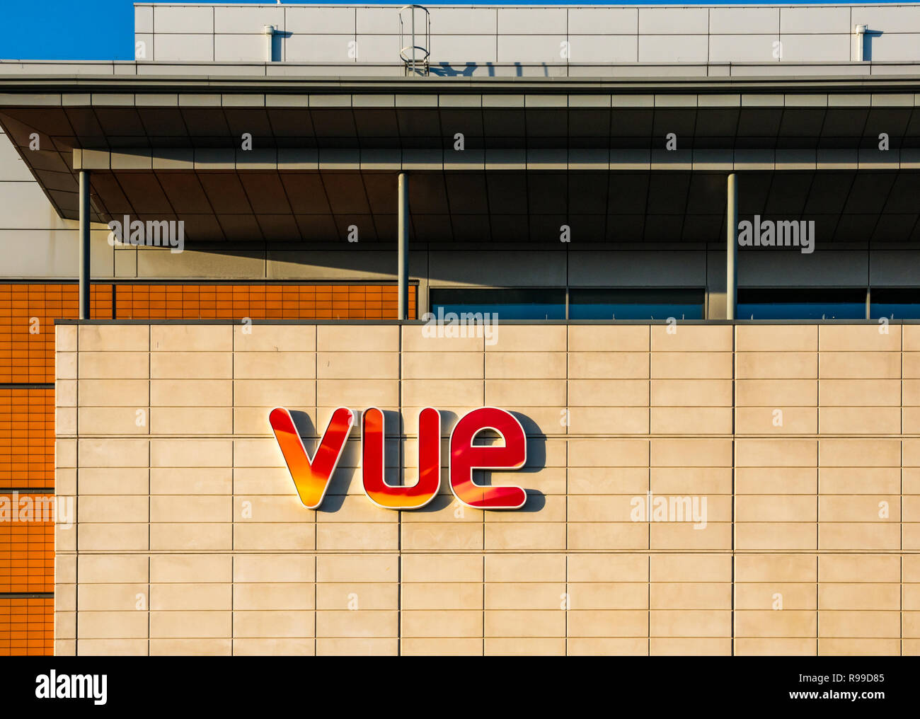 Vue Cinema logo e nome sulla parte anteriore del Centro commerciale Ocean Terminal, Leith, Edimburgo, Scozia, Regno Unito Foto Stock