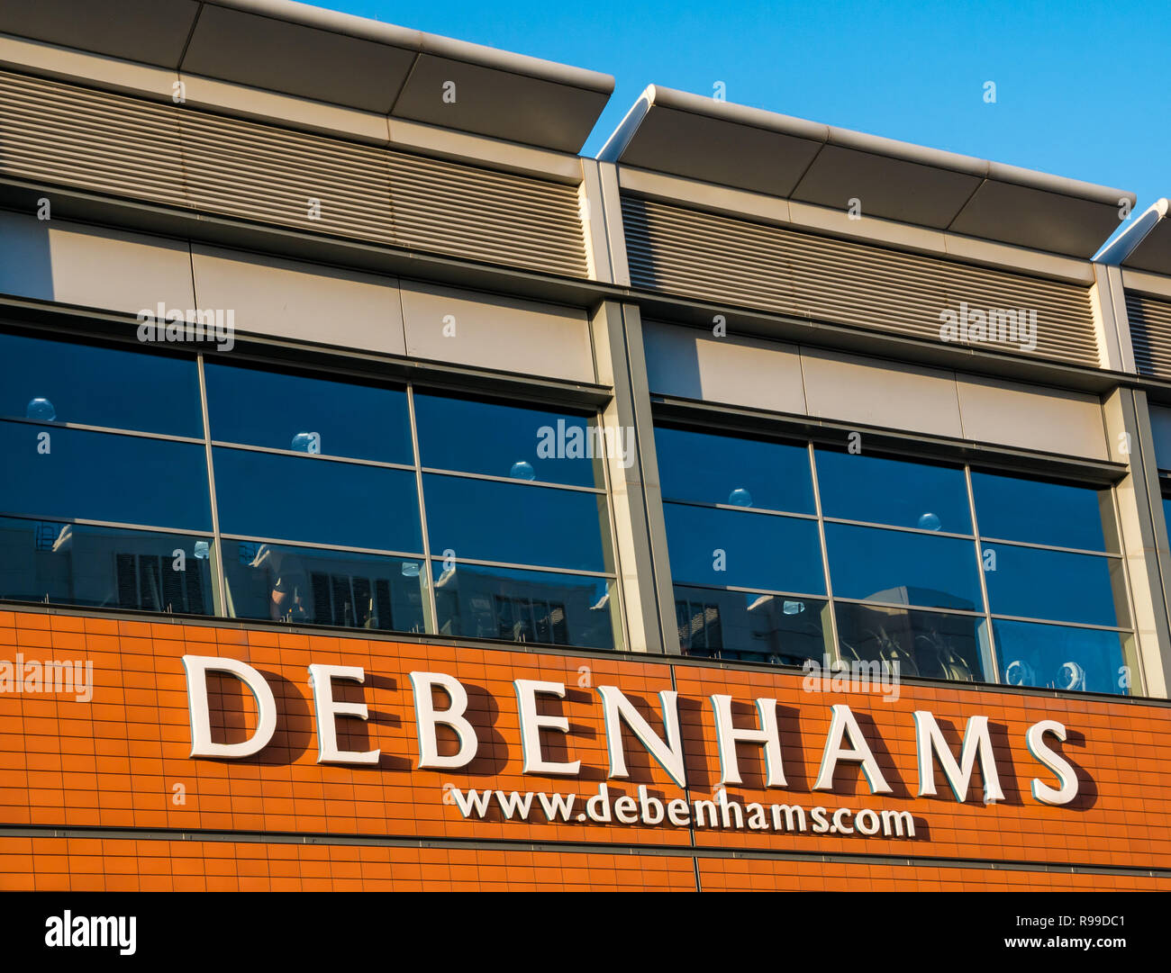 Nome del negozio e sito web di Debenhams sul centro commerciale Ocean Terminal con palestra sopra, Leith, Edinburgh, Scotland, UK Foto Stock