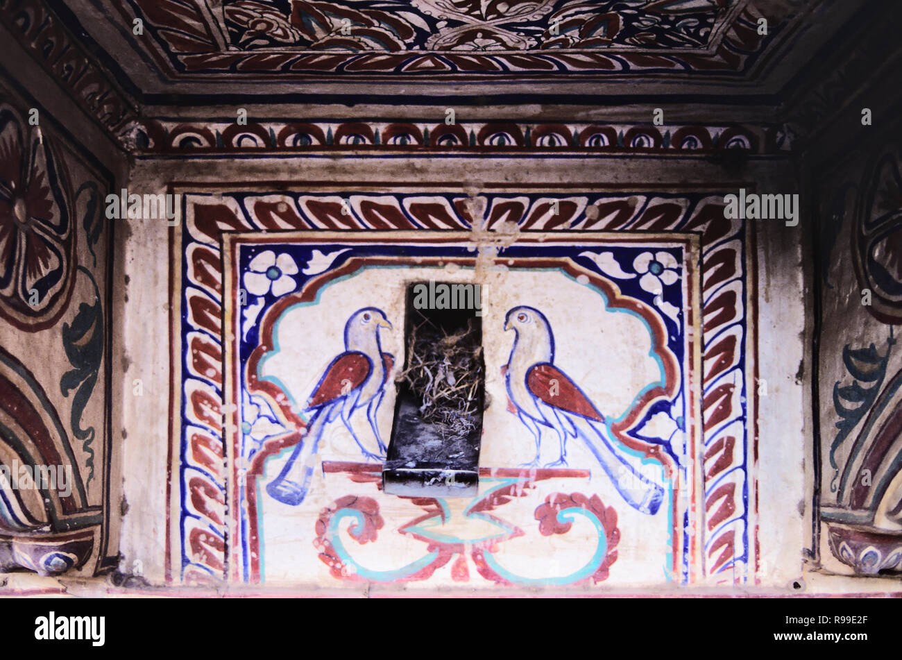 Gli affreschi sotto un balcone sul Goenka haveli in Dundlod, Shekhawati, Rajasthan, India. Foto Stock