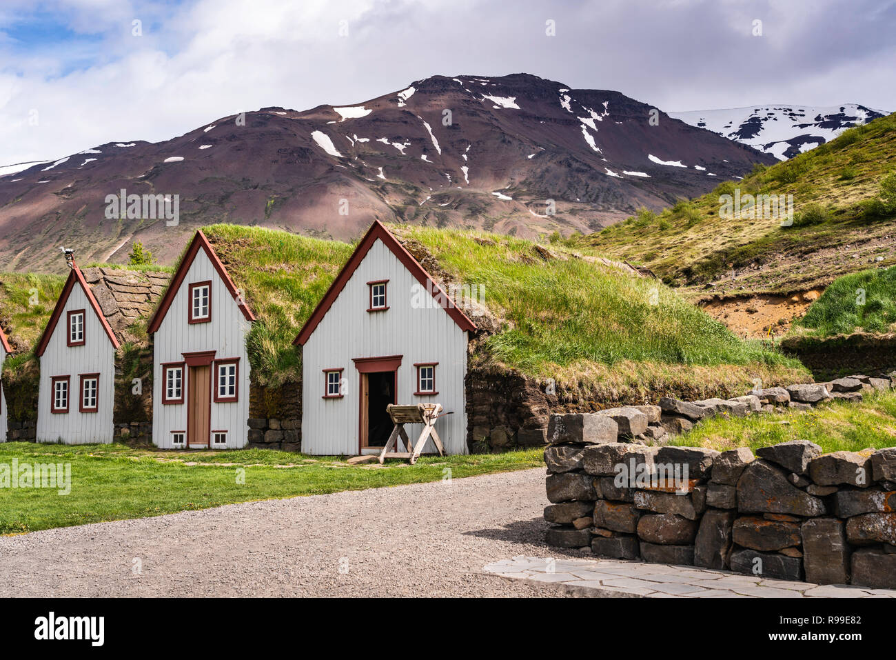 Il tappeto erboso Laufás case in Eyjafjörður vicino Grenivík nel nord dell'Islanda, l'Europa. Foto Stock