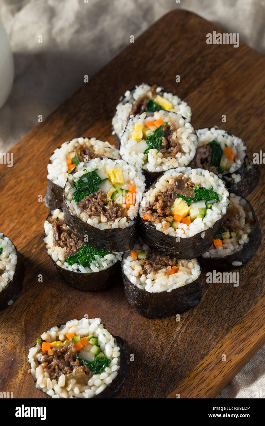 In casa il coreano Kimbap rotoli di riso con carne di manzo e verdure Foto Stock