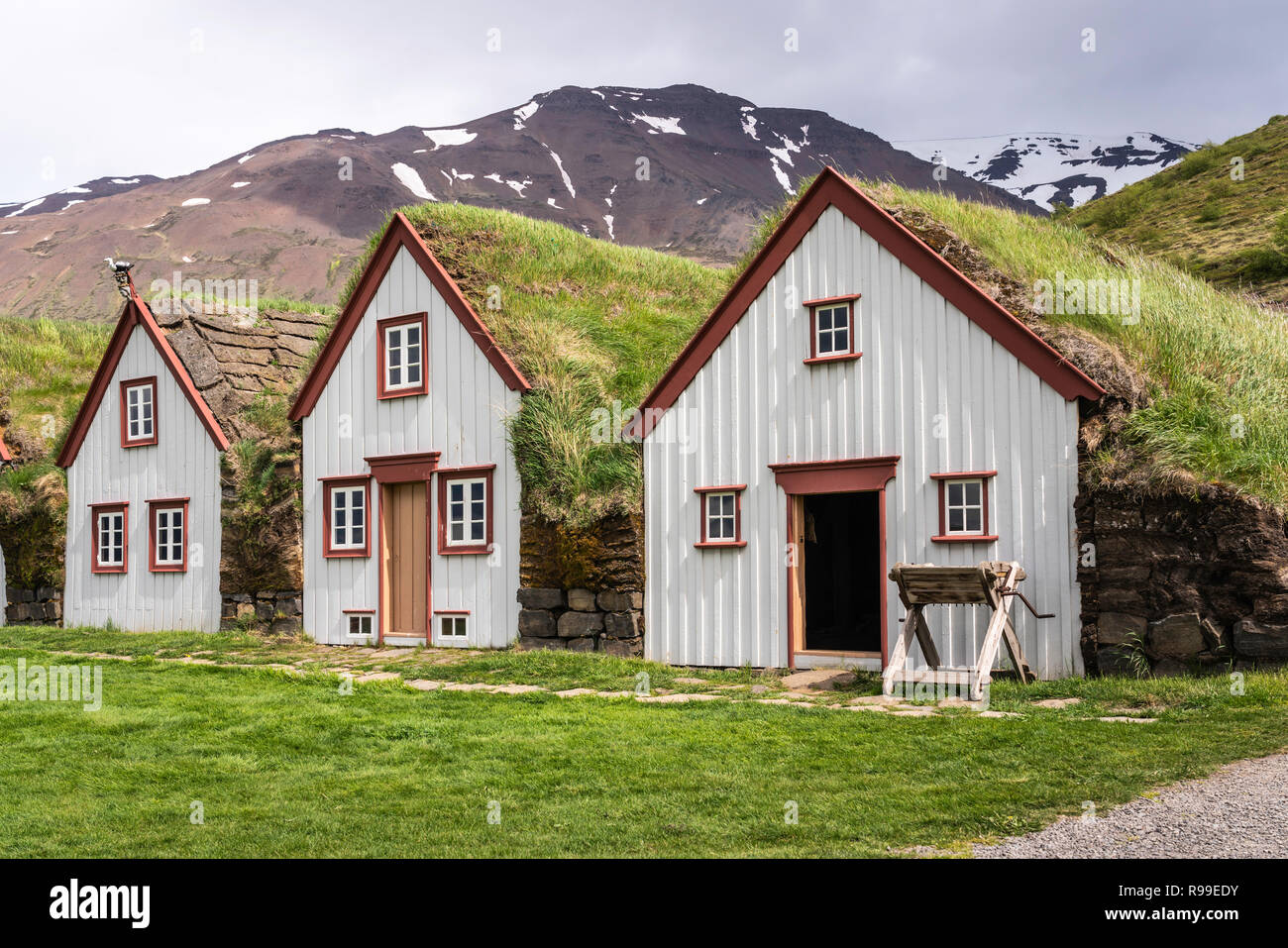 Il tappeto erboso Laufás case in Eyjafjörður vicino Grenivík nel nord dell'Islanda, l'Europa. Foto Stock