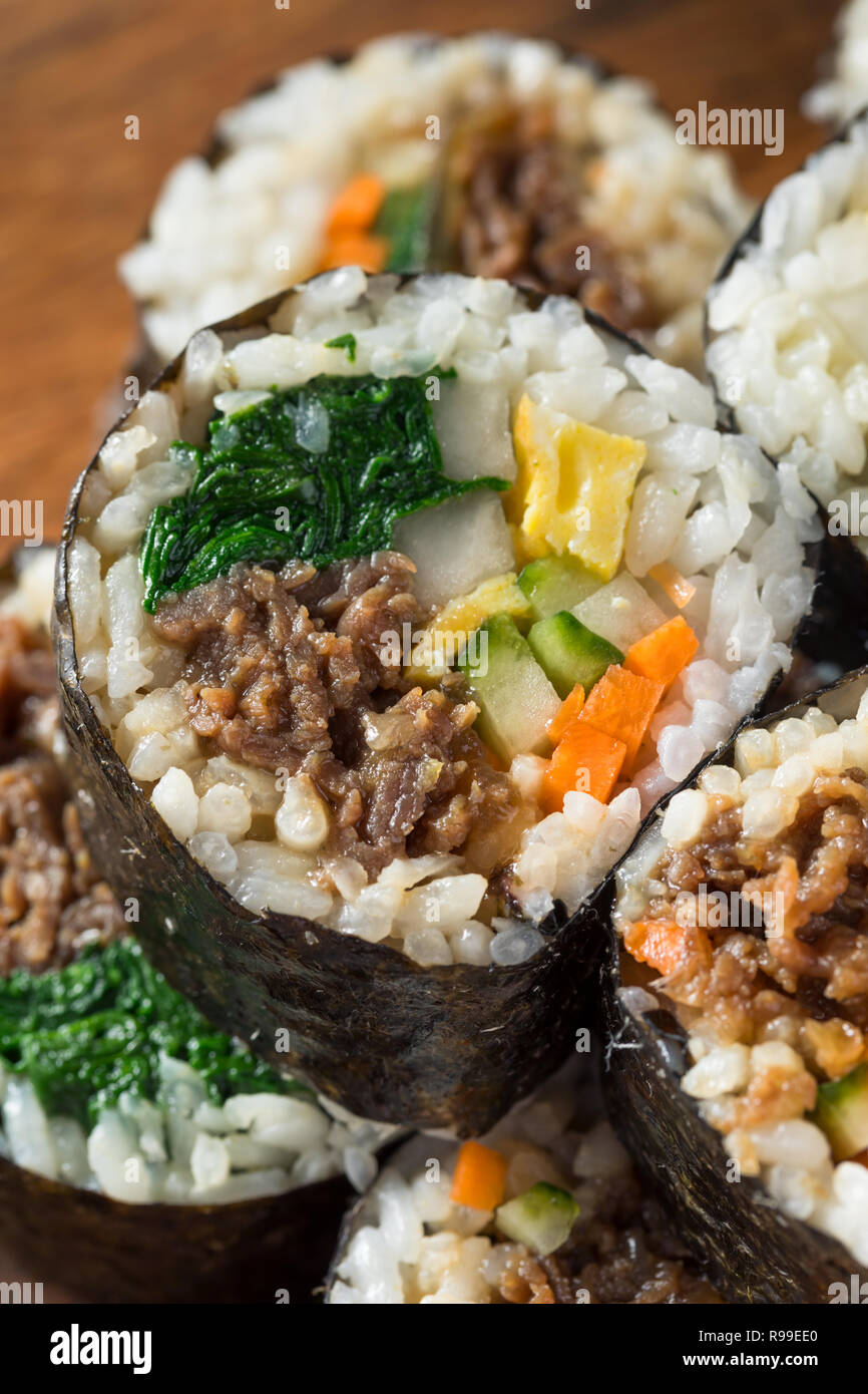 In casa il coreano Kimbap rotoli di riso con carne di manzo e verdure Foto Stock